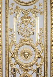 Detail van panelen met de kroon en het monogram van Lodewijk XIV en de zon, uit de Salon de Venus